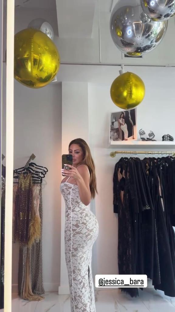 徐娘半老！皮蓬前妻穿吊帶裙自拍，這身材也太炸裂了！