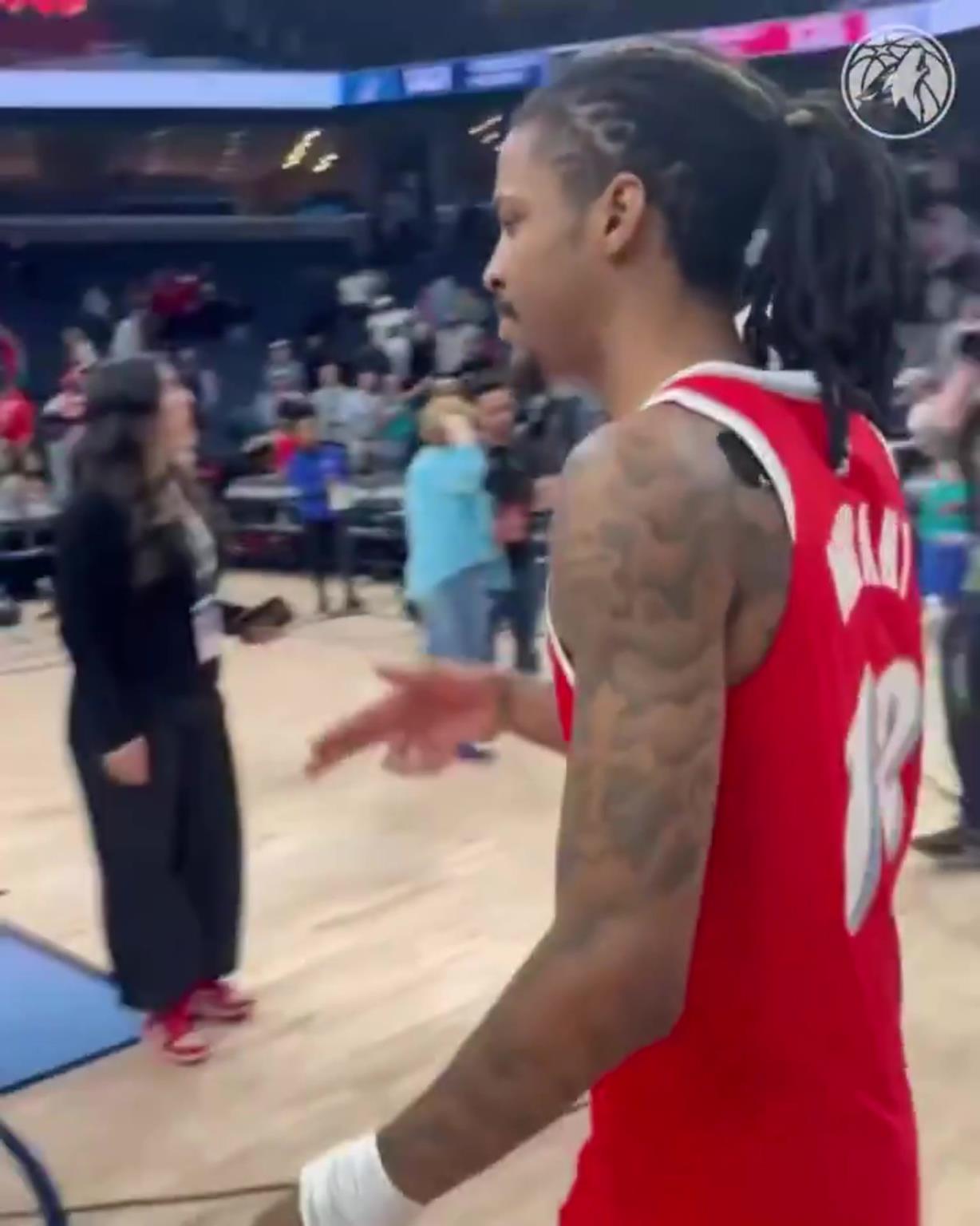 笑死！莫蘭特賽后與華子握手，竟然也是比出“手槍”的手勢