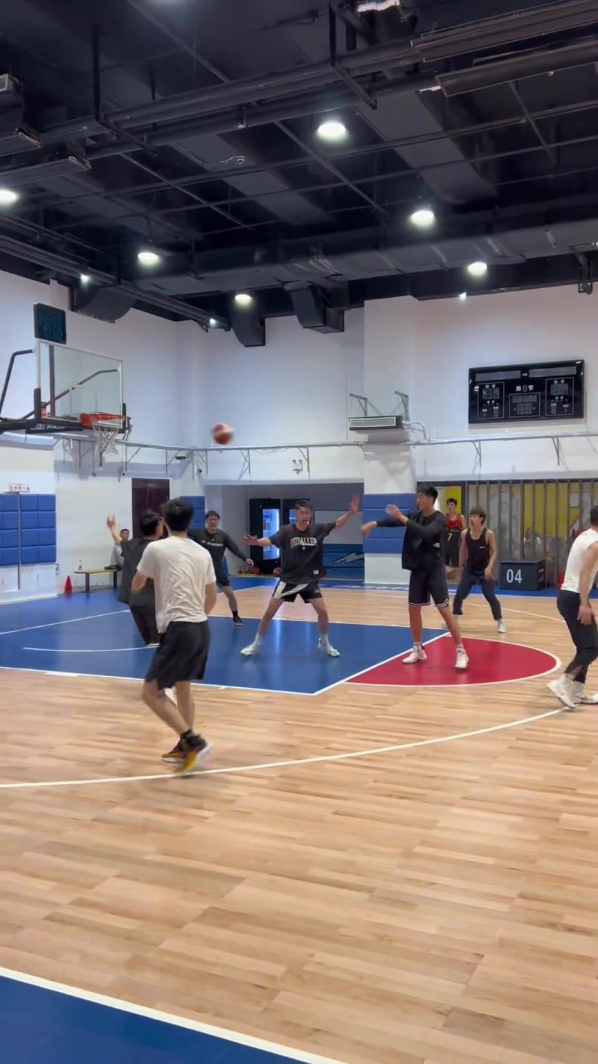 對(duì)手回家后：老婆，我今天在野球場匹配到巔峰馬刺隊(duì)了！