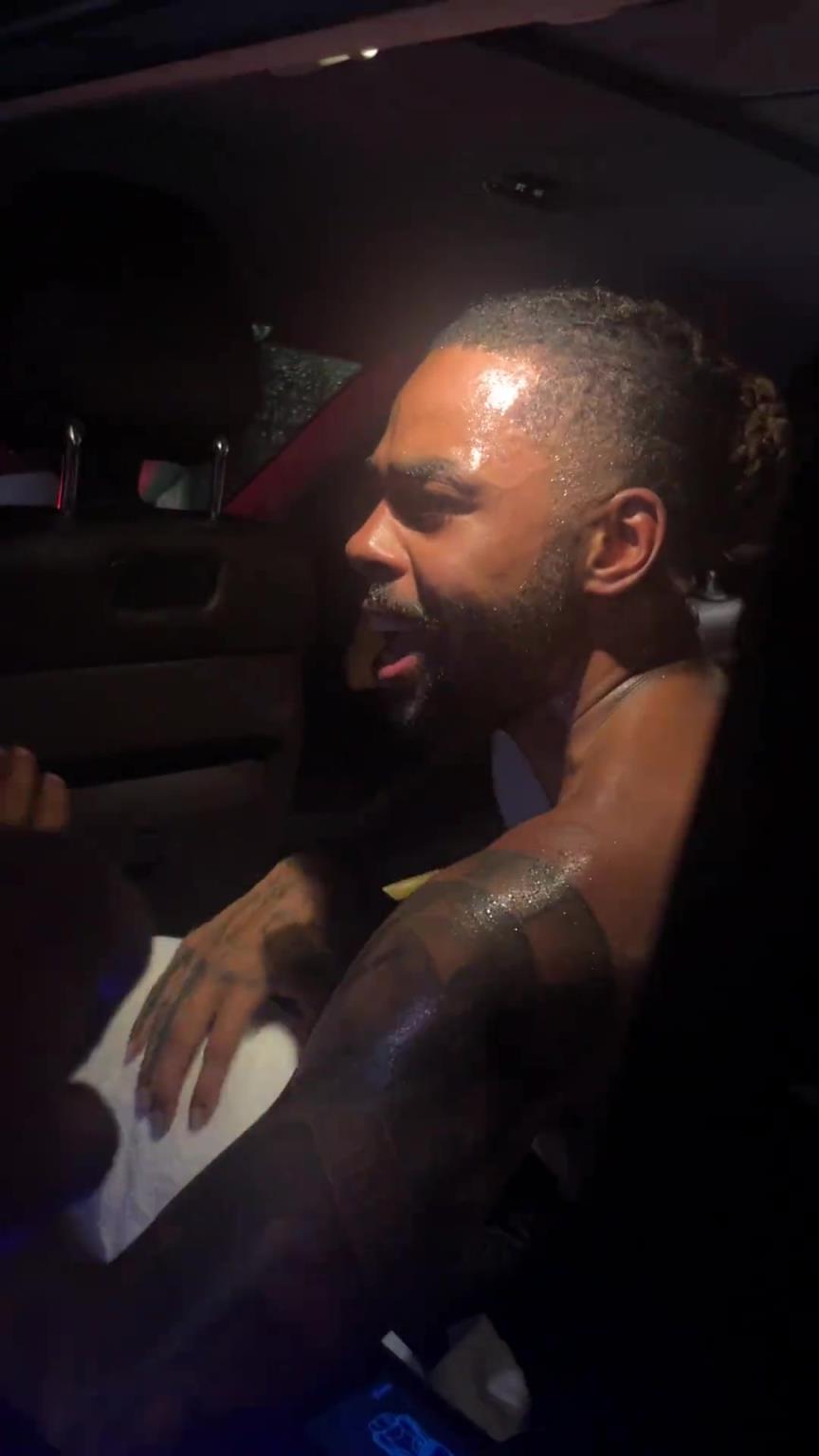 太熱情了！拉塞爾中國(guó)行坐車離開球迷們被團(tuán)團(tuán)圍住