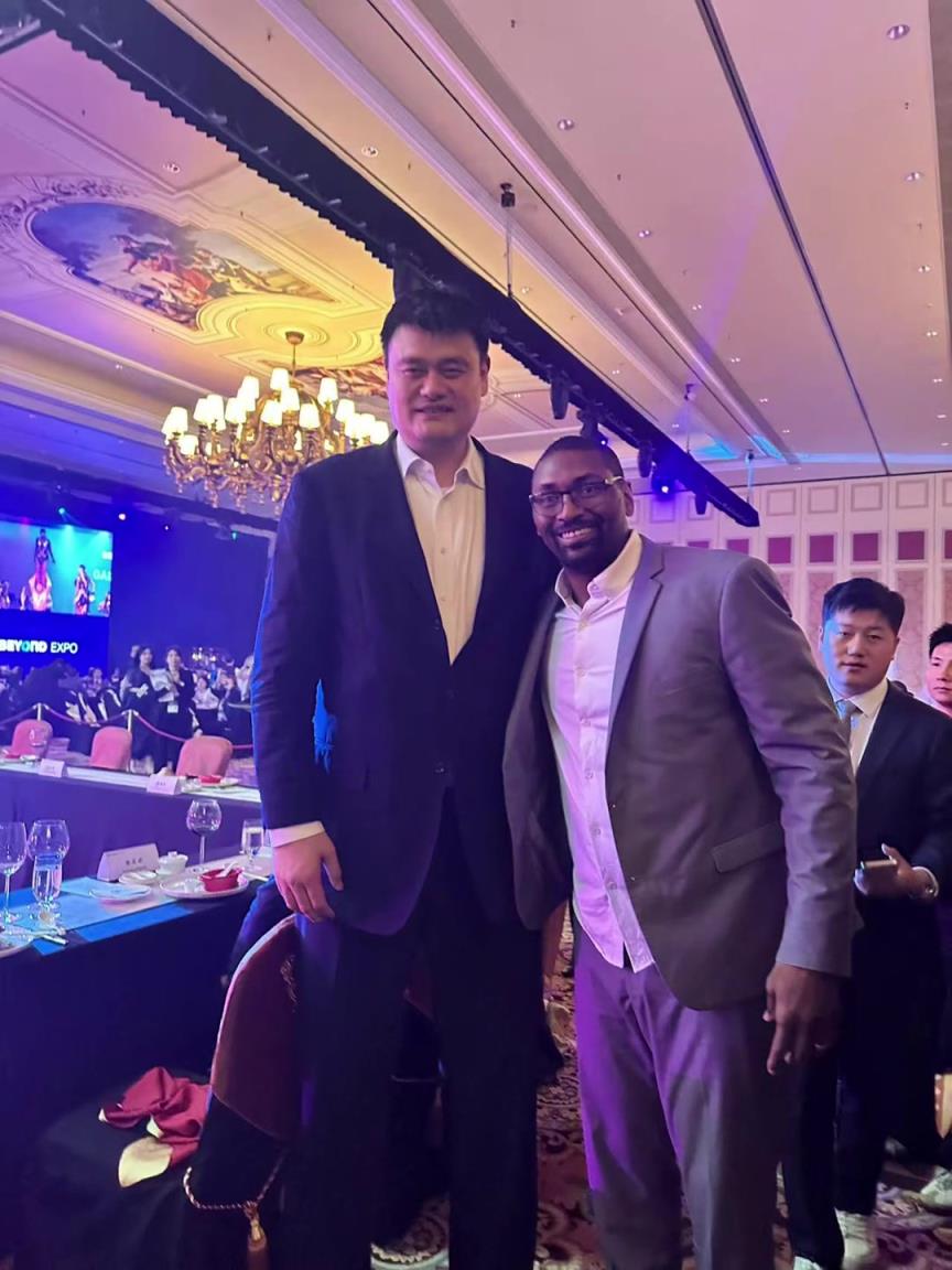 阿泰斯特曬與姚明合照：這是我最喜歡的隊(duì)友 姚??！