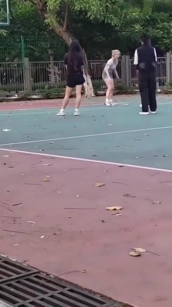 上來(lái)就背打女生的男人，真的活該沒有女朋友啊