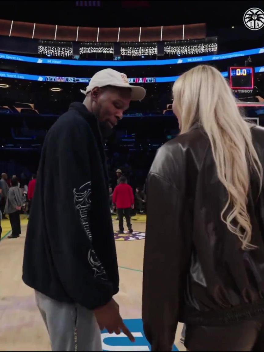 小帥這氣質(zhì)！杜蘭特與庫(kù)里教妹布林克擁抱，眼睛好像一直偷瞟布林克大長(zhǎng)腿