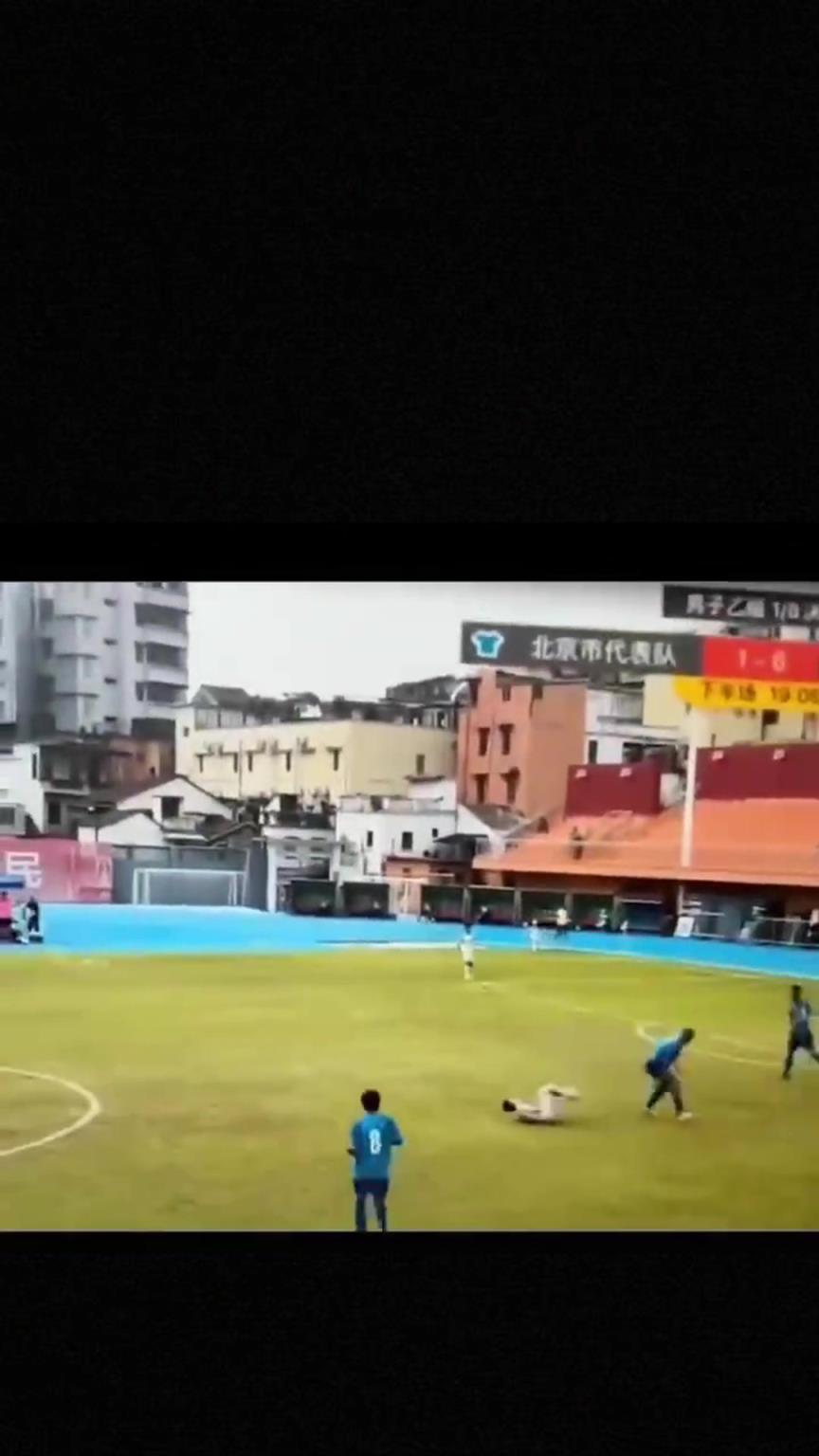 太可怕了！全運會驚現(xiàn)殺人足球，球員將對手直接踢骨折