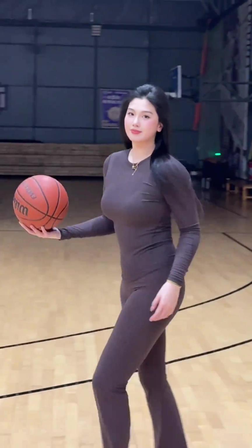 低配版卡戴珊！野球場肘姐這身材，懂的吧友都懂！