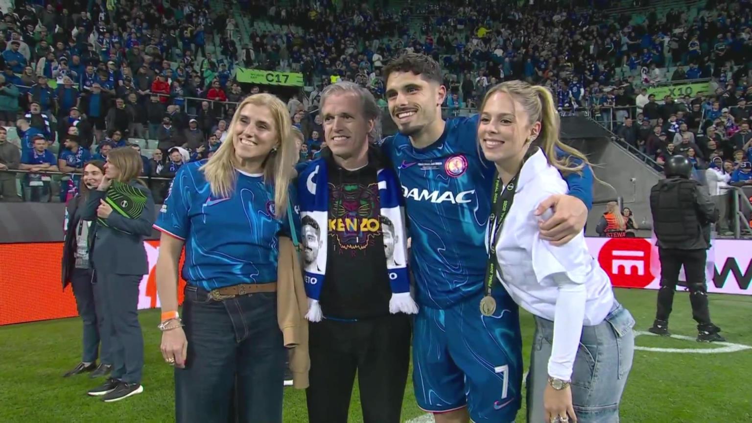 內(nèi)托好福氣！奪冠后高顏值女友來合照，身材相當哇塞！