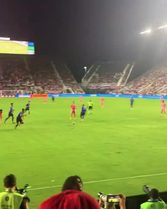 梅老板為了給蘇亞雷斯送個助攻，也是拼了啊