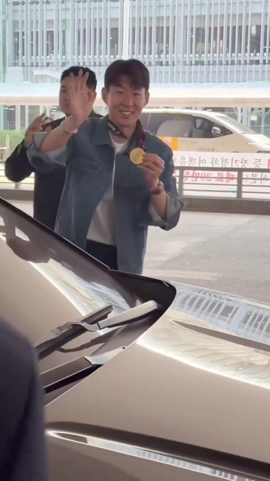 衣錦還鄉(xiāng)！孫興慜返回韓國，眾多女球迷讓其把歐聯(lián)獎牌戴上