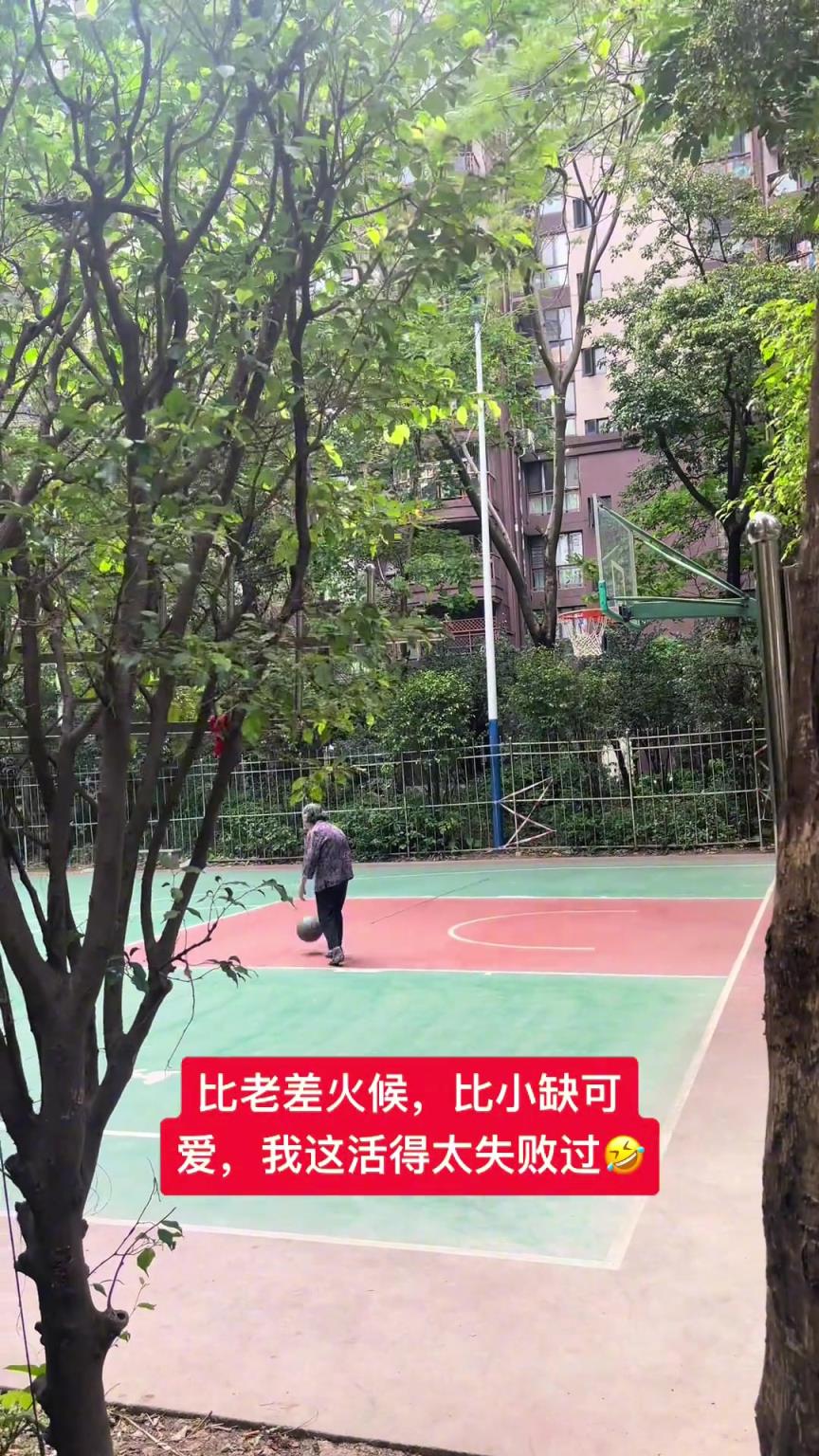 這阿婆單手一投一個準，姜還是老的辣