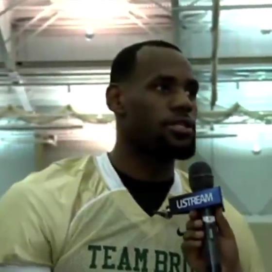 哥兩個還會這個??？11年NBA停擺期間老詹和阿杜組隊玩橄欖球