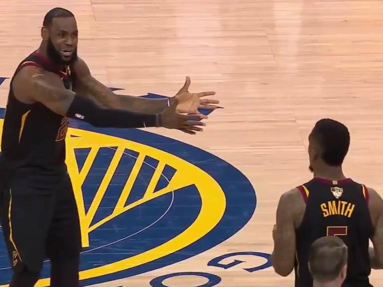 名場面！JR搶下關鍵籃板沒看表，老詹質問JR為何傳球