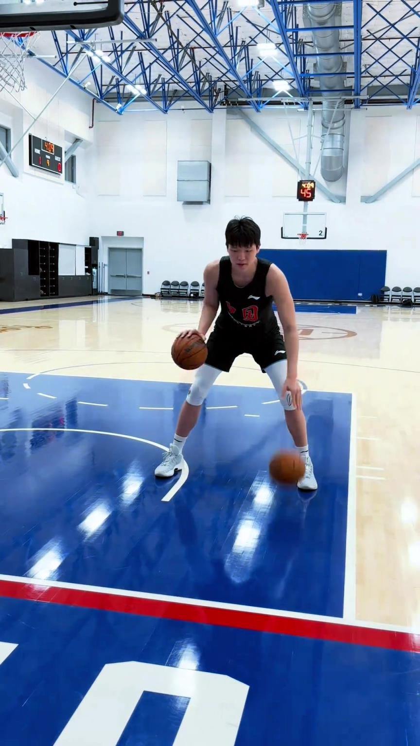 楊瀚森今日份訓(xùn)練！這個左右手運(yùn)球協(xié)調(diào)性真不錯