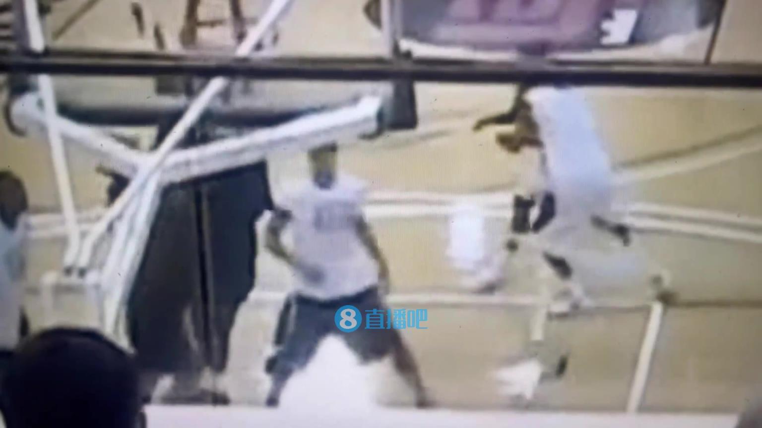 引熱議！美媒翻舊賬：當(dāng)年詹姆斯被大學(xué)生隔扣，耐克沒收了錄像帶