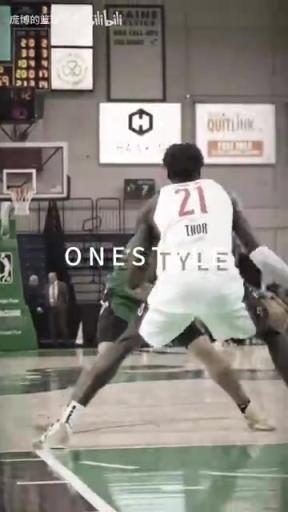 正統(tǒng)美式后衛(wèi)！JD戴維森炒菜后低手合球，對抗上籃打進(jìn)！