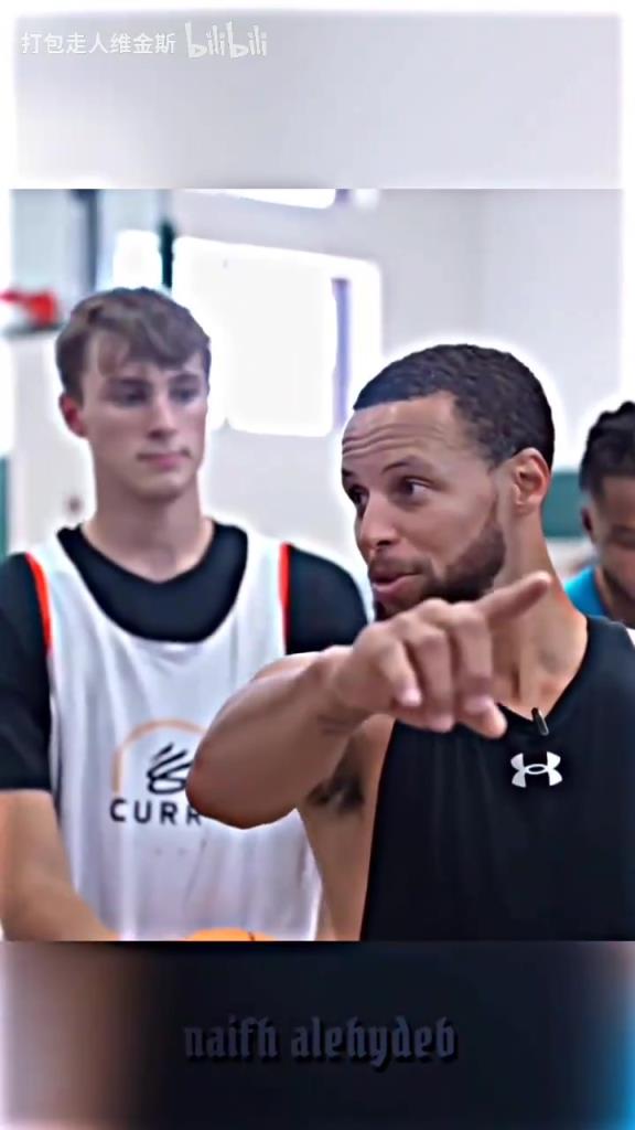 庫里：其實(shí)這個暴扣是我教的！當(dāng)弗拉格出現(xiàn)在庫里的訓(xùn)練營！