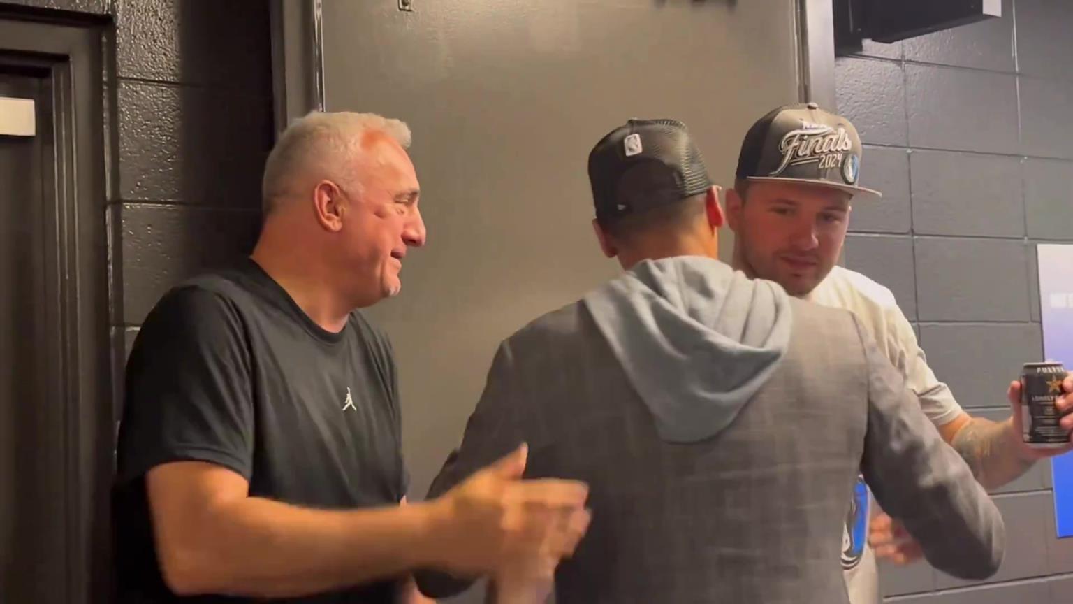 去年的今天，東契奇率隊(duì)殺入總決賽，賽后喝啤酒被芬利沒收