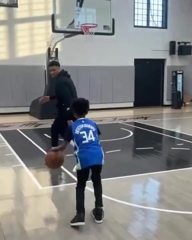 交易價值急劇下降！字母哥和小球迷單挑被當(dāng)面絕殺