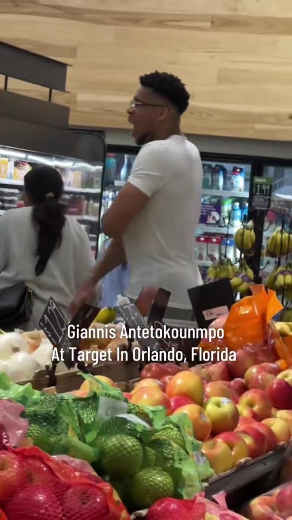 好男人?。∽帜父缭趭W蘭多度假 陪妻子一起逛超市