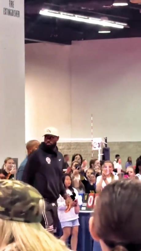 什么是巨星??！詹姆斯現(xiàn)身排球場被小球迷包圍 這就是行走的流量