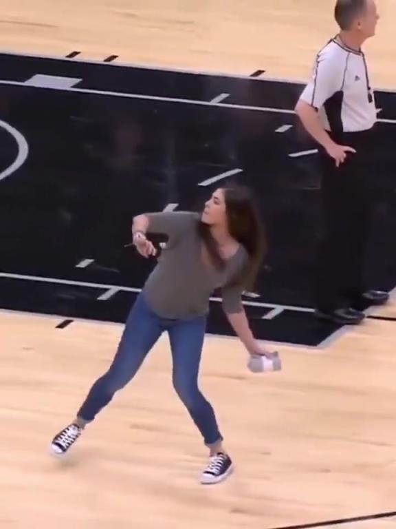 不愧是美國女籃主力，普拉姆的力量太嚇人了