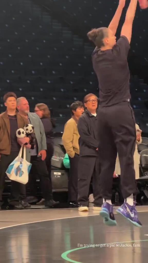 71歲成龍現(xiàn)身巴克萊中心看女籃比賽：她們投籃怎么那么準(zhǔn)?。?！