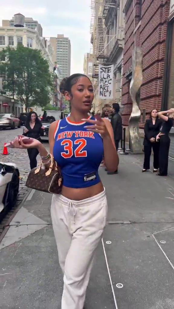 哇塞！一豐滿尼克斯女球迷身穿唐斯球衣，真是太吸引眼球了