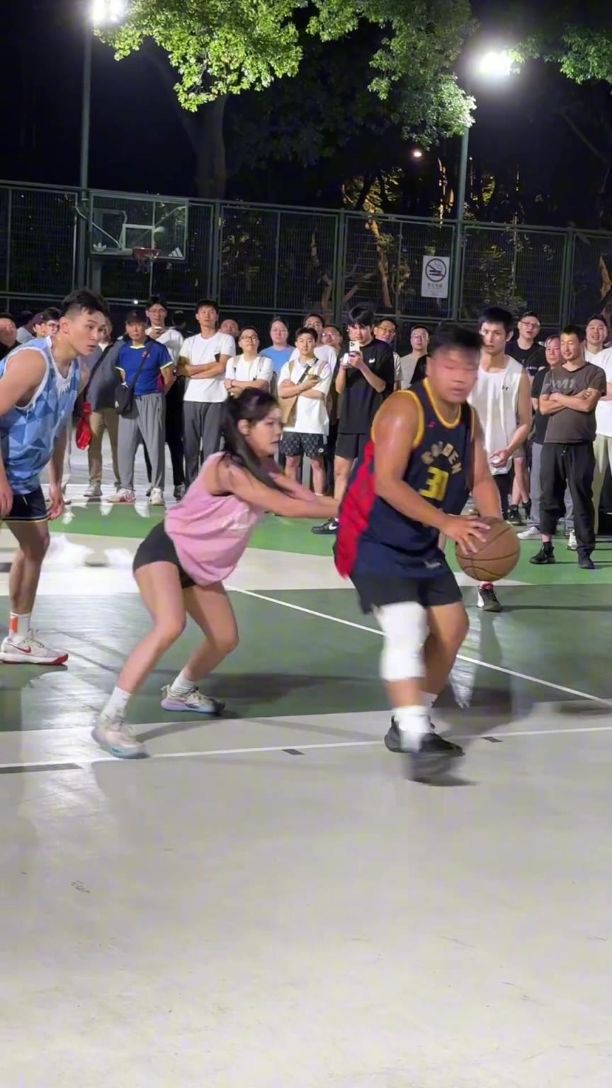 這哥們看見防自己的是女生，一個勁背打，球也不傳了