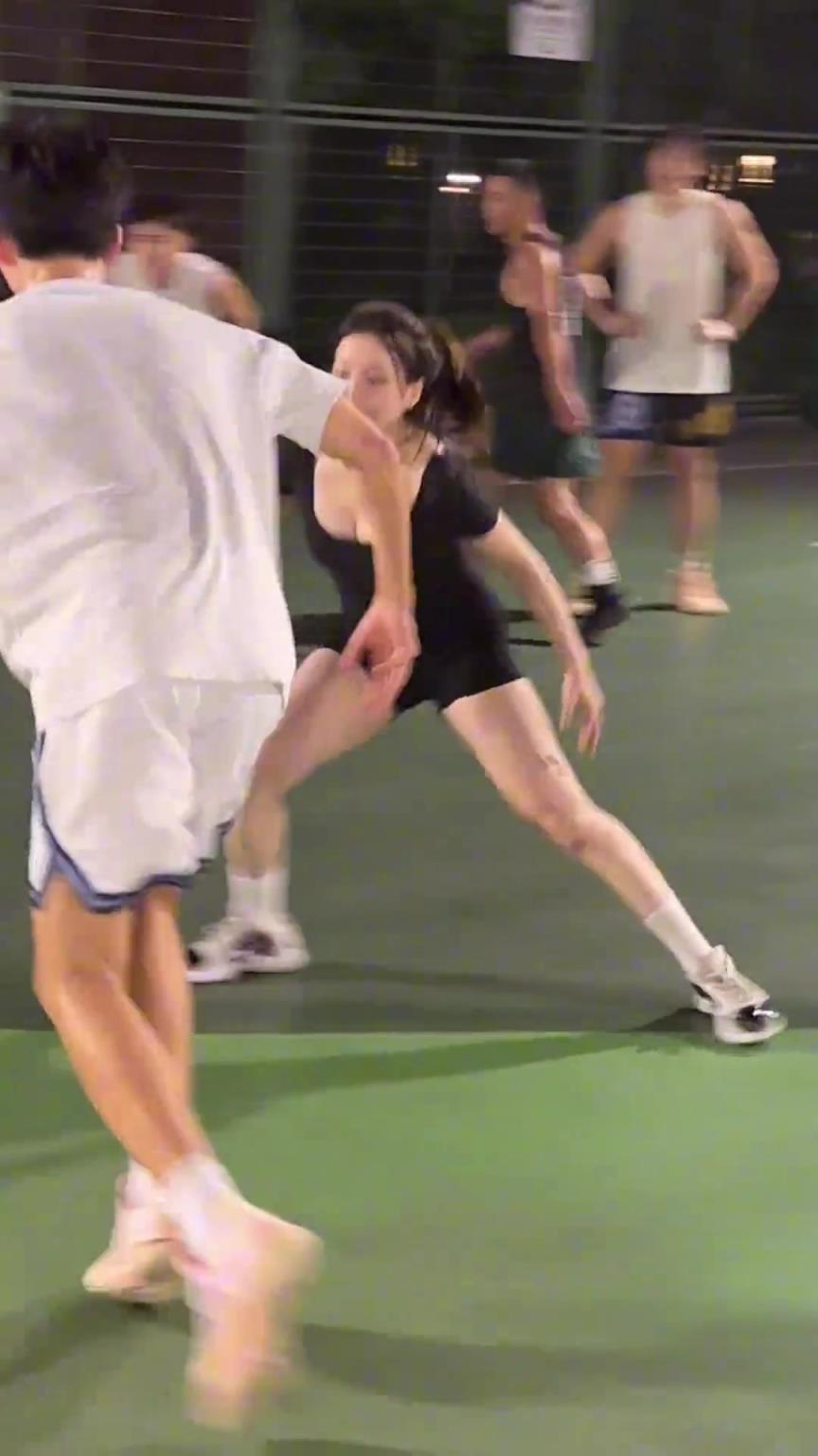 小姐姐防得真兇！瘦點的男生都拿她沒辦法